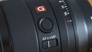 sony-35mm-f1.4-af-mf.jpg